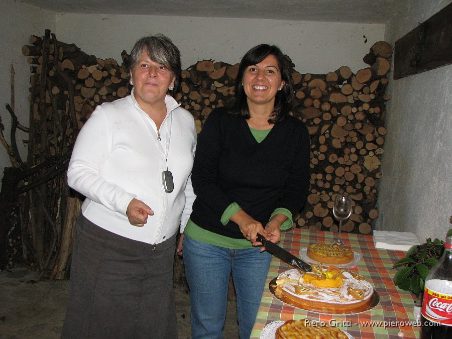 RoccoloAvesaGanda 125.jpg - Alla fine...Simona Gentili con Silvia Coter taglia un'eccellente torta